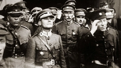 Марко Безручко (в центрі) під час проведення параду в Києві 9 червня 1920 року