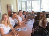 <p>Людмила Анатоліївна Гусєва, куратор комісії, зі своїми вихованцями </p>