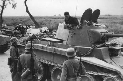 Радянський танкіст спілкується з німецьким патрулем. Вересень 1939 року