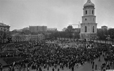 Софіївська площа в Києві 22 січня 1990 року. Фото «Радіо Свобода»